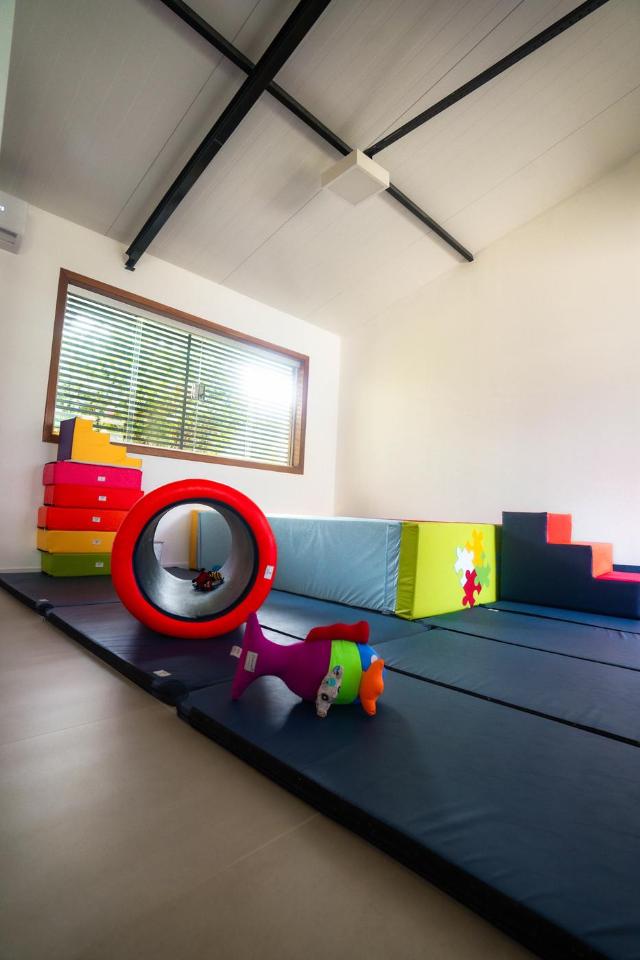 Sala de integração sensorial preparada para crianças